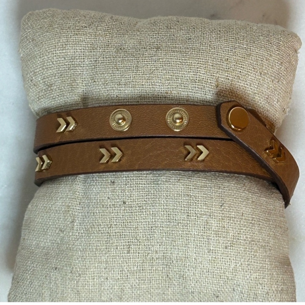 🤎Stella & Dot Tan Leather Wrap Bracelet with Gold Chevron Accents